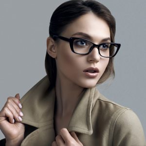 Les lunettes : accessoires indispensables à la mode mais aussi pour une question de santé des yeux.